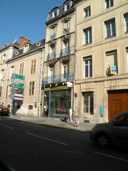  immeuble aux grilles forgées bleues